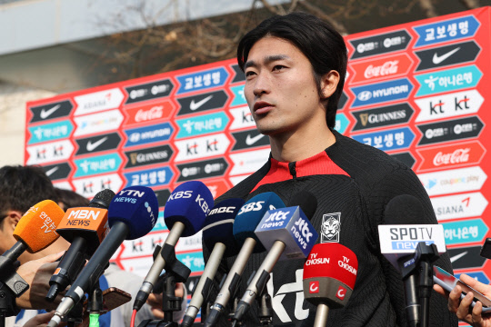 축구 국가대표팀 조규성이 20일 오후 경기도 파주 NFC(축구대표팀 트레이닝센터)에서 평가전을 대비하는 첫 훈련 시작에 앞서 취재진과 인터뷰하고 있다.   연합뉴스